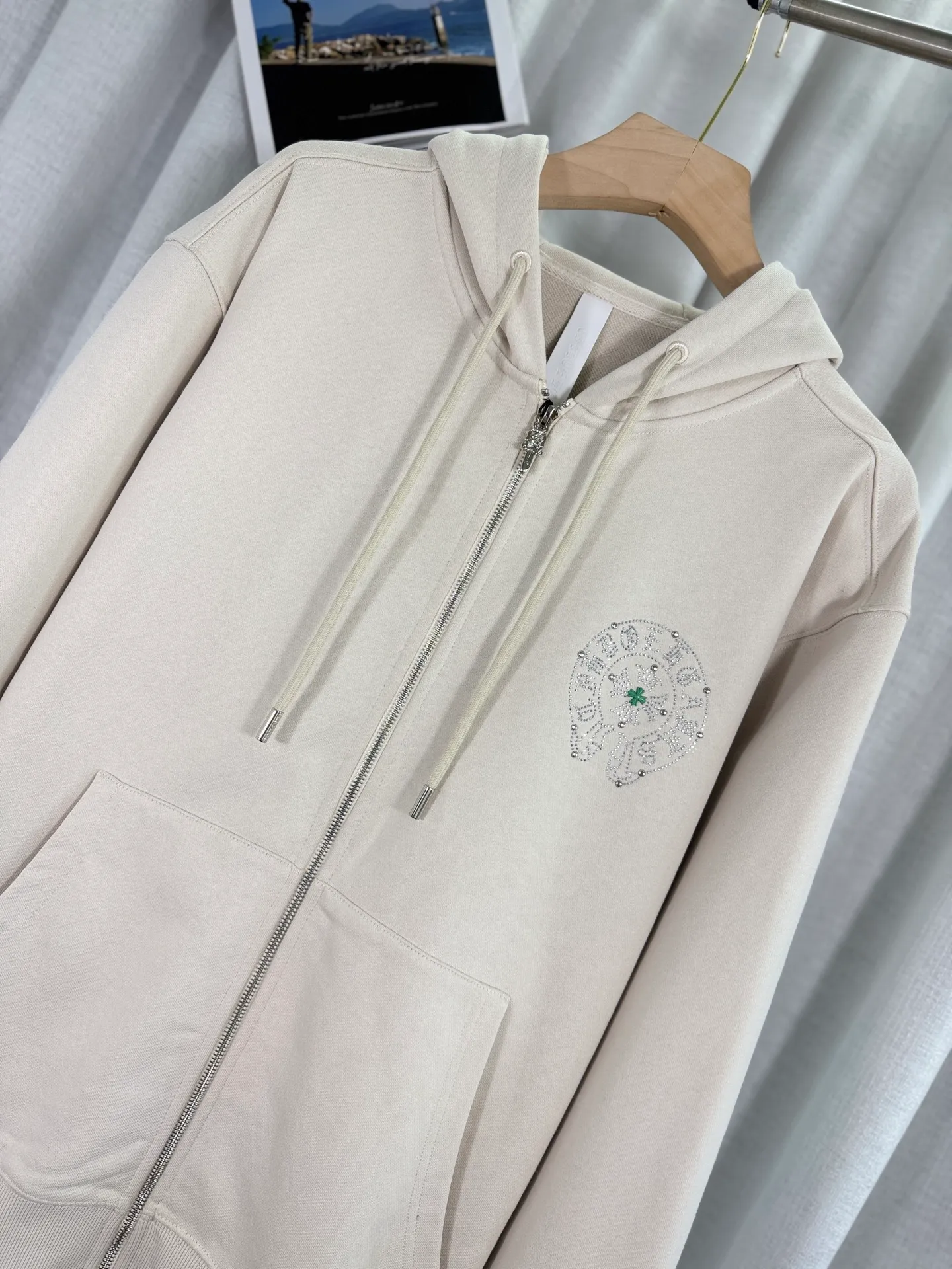 P350 top version, real shot without P, ​​different from market currency) 𝗖𝗵𝗿𝗼𝗺𝗲 𝗛𝗲𝗮𝗿𝘁𝘀/Cro Heart 2025 Washable Watercolor Diamond Paste Autumn and Winter New Original Single Counter American Laser Diamond 3D Three-dimensional Color Embroidery Couple Casual Cardigan Sweatshirt 👑The highest version! Customized fabric 480g tripe terry fabric! American acid-washed and distressed original fabric, laser-burned pattern ✟Colored diamond hardware stickers, exquisite embroidery of letters! The best-selling model in the counter, very comfortable to wear. Accessories: original molded and authenticated collar label➕100% silk wash label. Genuine purchase-grade original hangtag➕matching hanging rope➕3D hanging beads➕original packaging bag. Craftsmanship: The original version has consistent wiring! The highest version of the armhole matching technique! Color: Apricot Black Size: S M L XL Style Number: 25-322